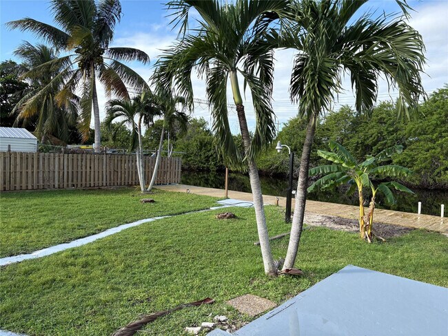 Building Photo - 4697 SW 35th Ave