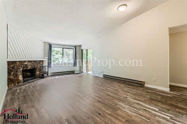 Building Photo - Lovely 2 bedroom 1 bath condo with garage.