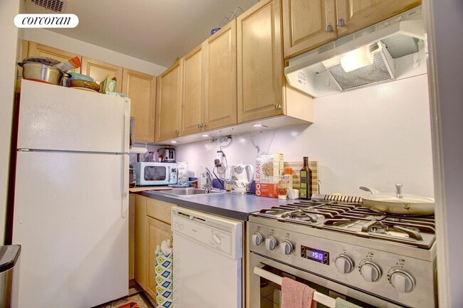Building Photo - 55 W 75th St