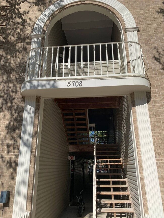 Foto del edificio - Top Floor Condo with Fireplace and Open Fl...