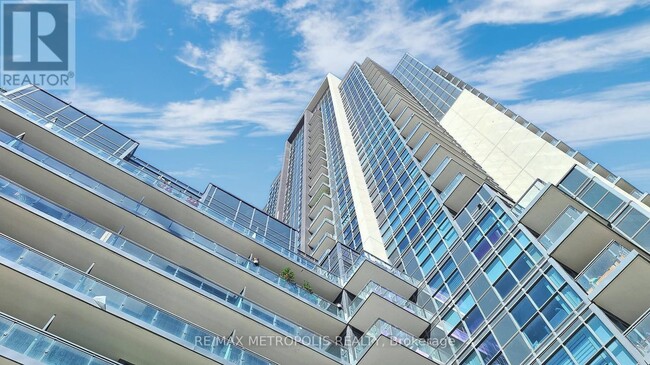 Building Photo - 30 Meadowglen Pl