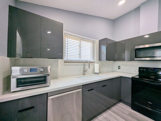Building Photo - 8914 W Encanto Blvd