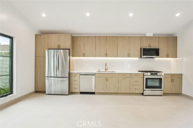 Foto del edificio - 5443 Simpson Ave