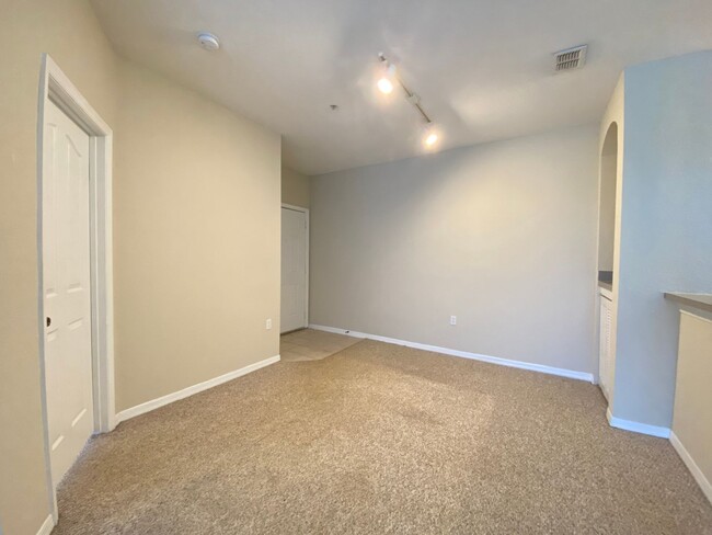 Building Photo - 2BD/2BA Visconti Condo with Lake Views!