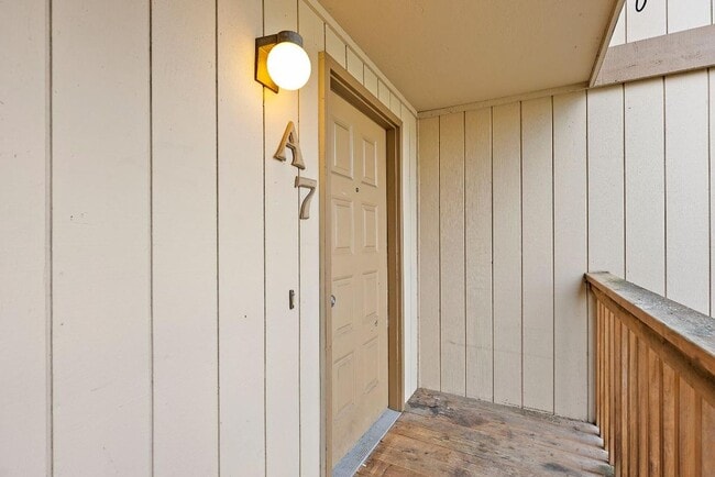 Foto del edificio - Light & Airy 2-Bedroom Tumwater Apartment with Pool, Covered Parking & Full-Size W/D