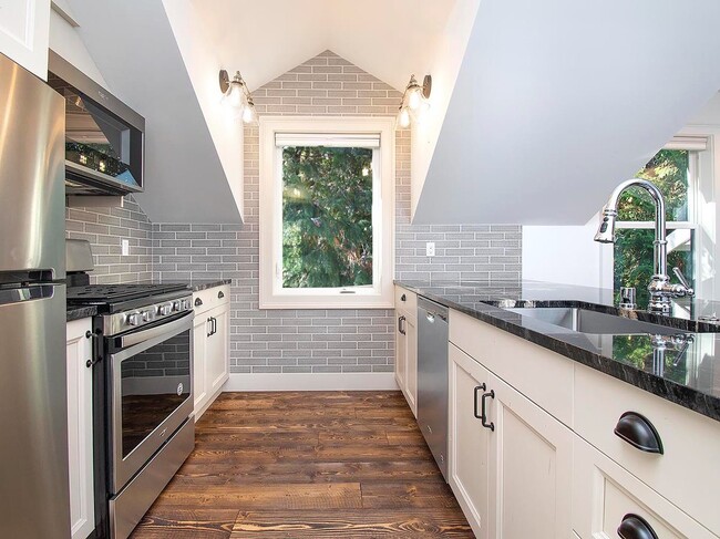 Foto del edificio - Expansive Loft-Style Carriage House in Private Haller Lake Estate