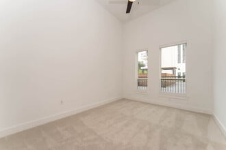 Building Photo - Lyle