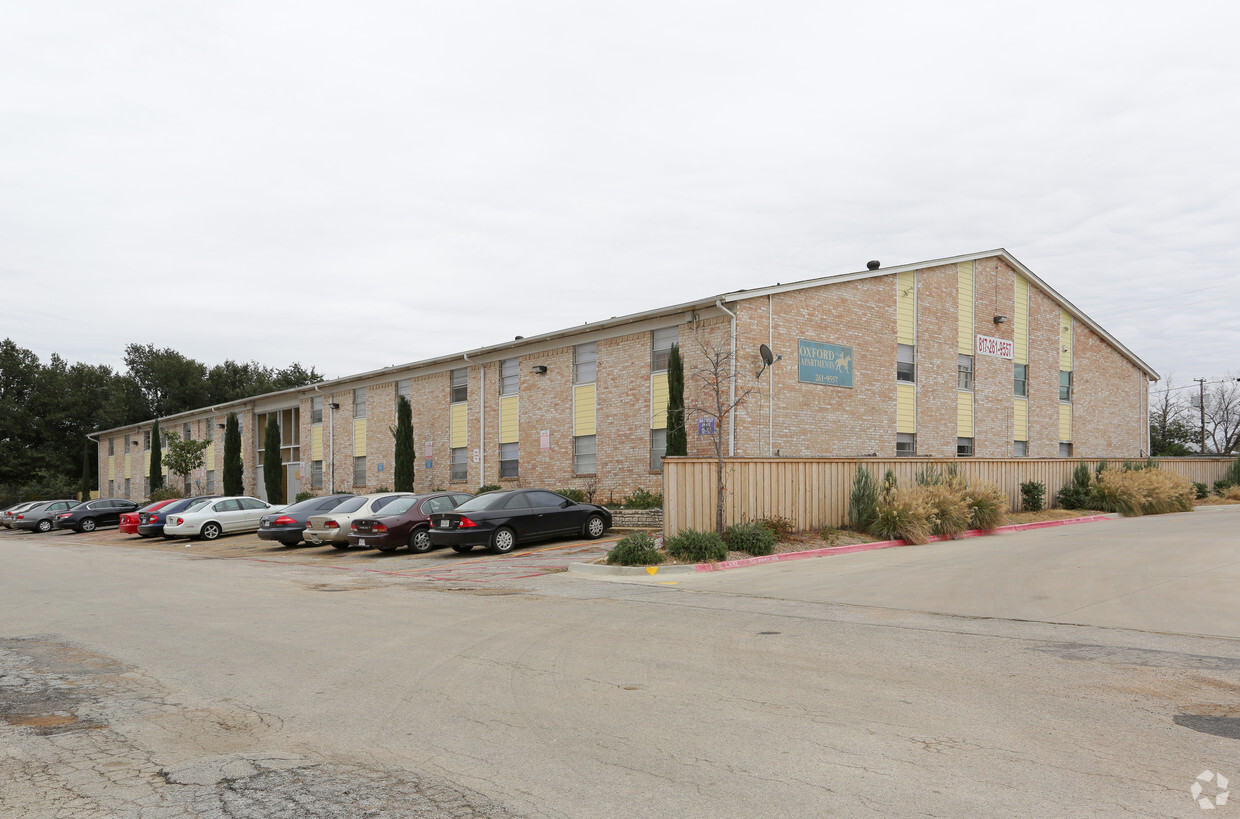Primary Photo - Oxford Apartments