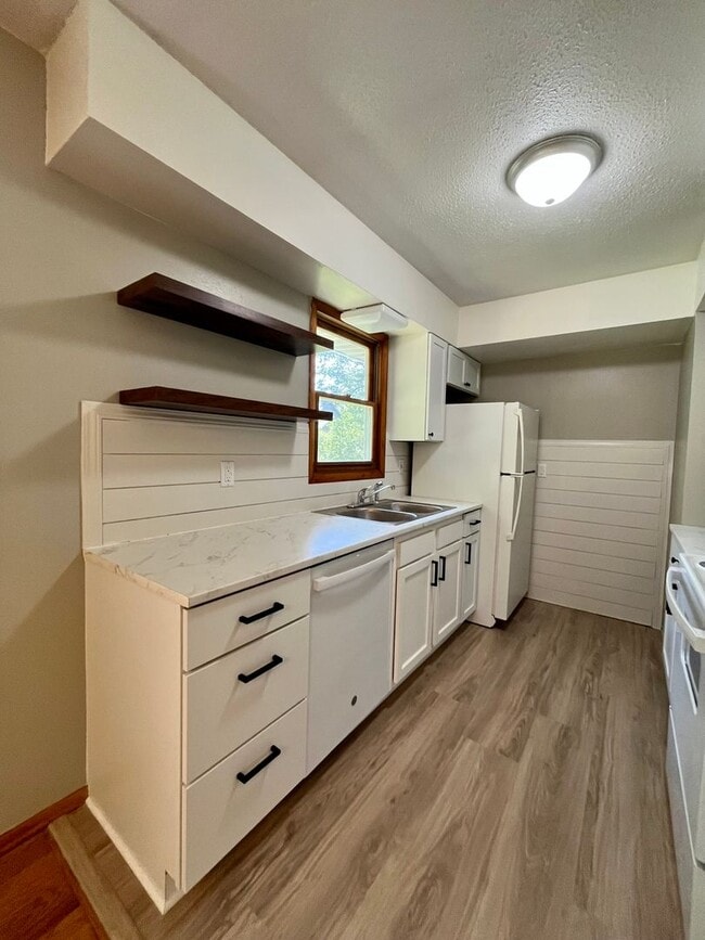 Building Photo - 3 Bed | 1.5 Bath | 2 Car garage | House