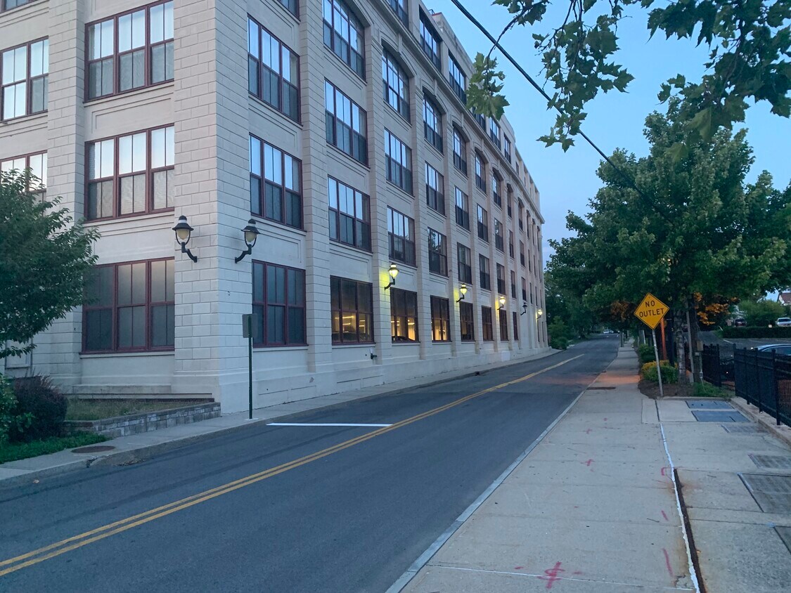 Foto del edificio - 1 Scarsdale Rd