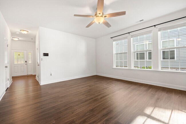 Building Photo - Beautiful 3 bedroom, 2.5 bath townhome in ...