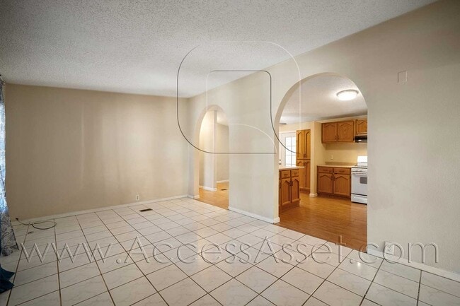 Foto del edificio - Charming 4 Bed/2.5 Bath Home With Spacious Backyard And Gated Entrance!