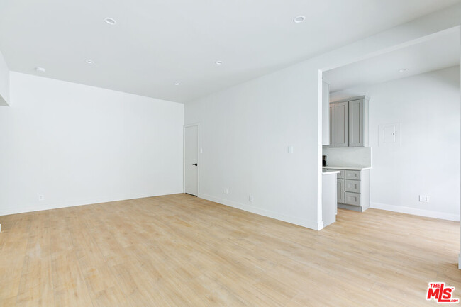 Foto del edificio - 7223 Willoughby Ave