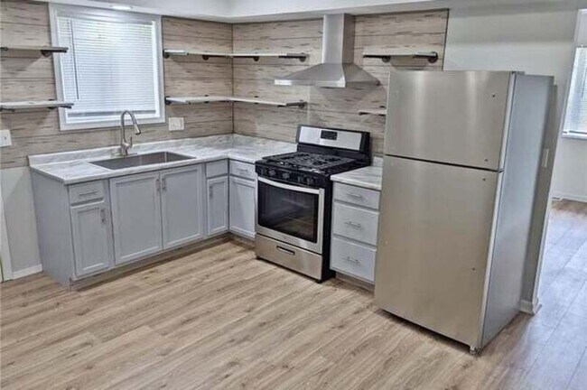 Foto del edificio - 2215 N Bolton Ave