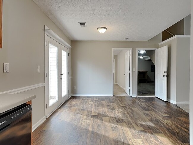 Building Photo - 488 Old Tree Dr