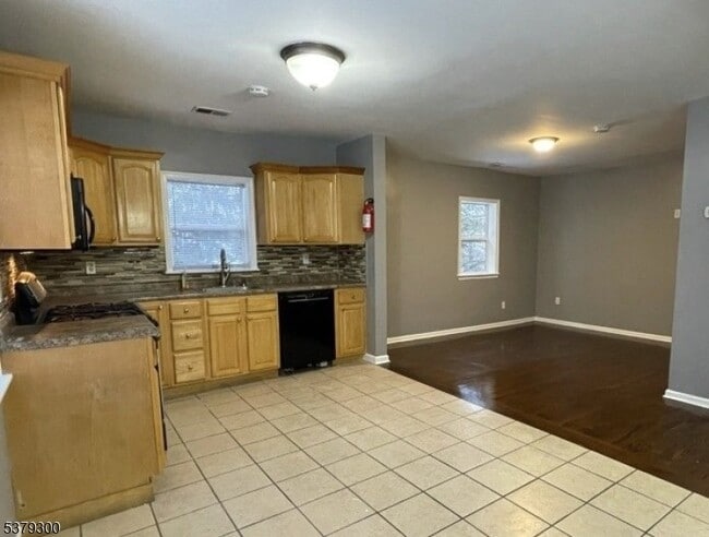 Foto del edificio - 623 Galloping Hill Rd