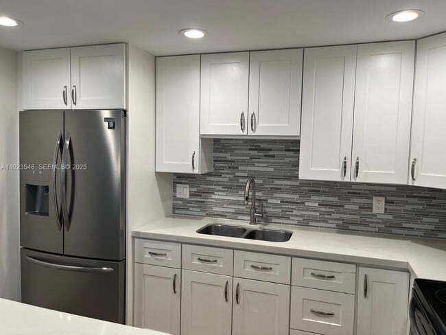 Foto del edificio - 9421 Evergreen Pl