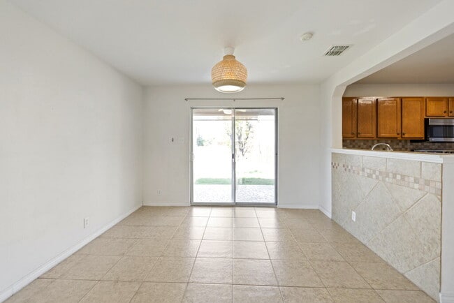 Building Photo - Beautiful two-story home offering 3 bedrooms, 2.5 bathrooms, and a spacious fenced-in backyard, p...