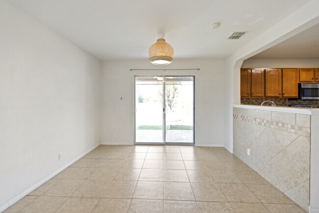 Foto del edificio - Beautiful two-story home offering 3 bedrooms, 2.5 bathrooms, and a spacious fenced-in backyard, p...
