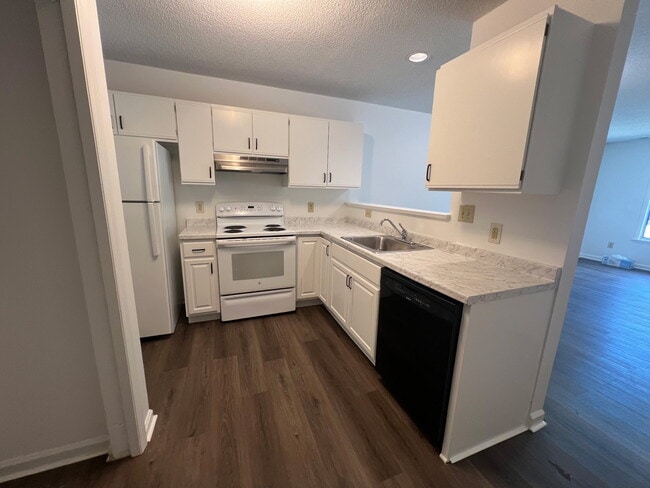 Building Photo - South Raleigh Renovated Duplex
