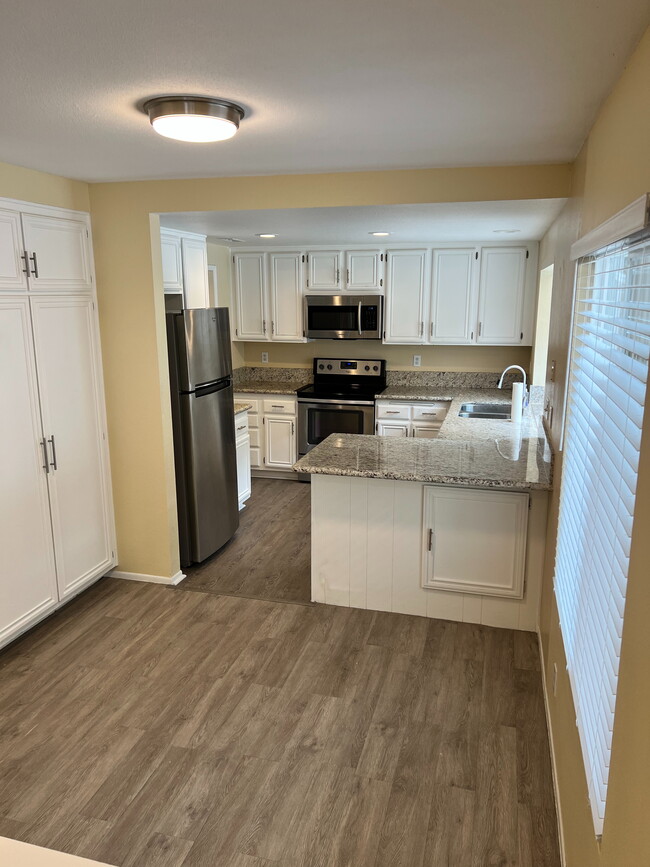 Building Photo - 10629 bernabe drive