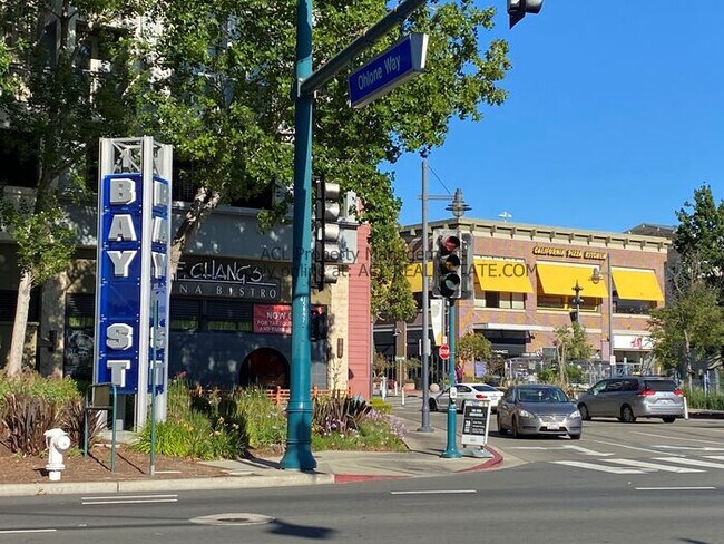 Foto del edificio - Perectly Located, Spacious, 2bed/ 2bath, Emeryville Condo For Rent