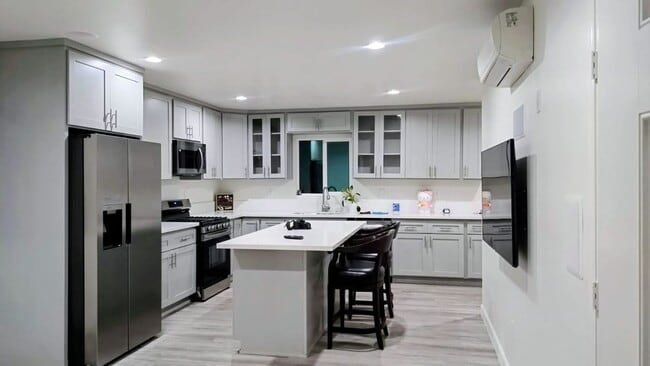 Building Photo - 2234 S Dunsmuir Ave