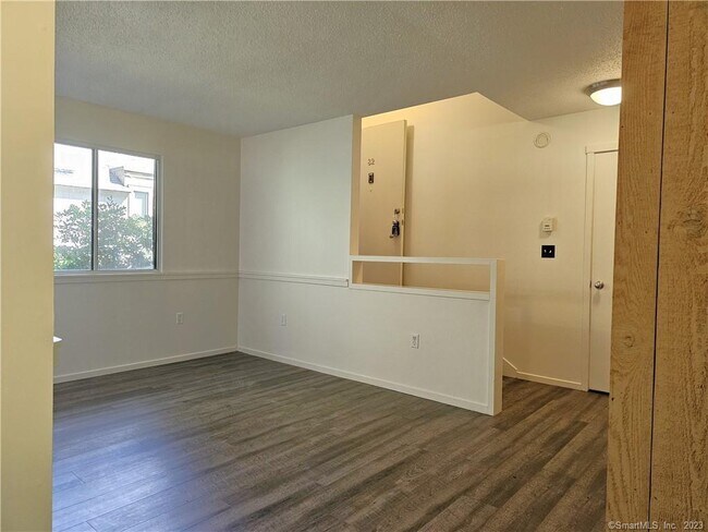 Building Photo - 32 Crocus Ln