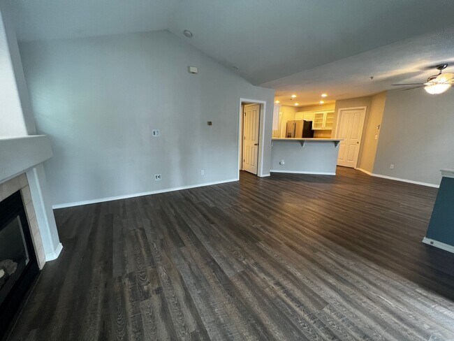 Foto del edificio - 2 Bedroom Attached Garage DuPont Condo for...
