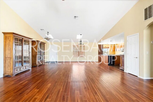 Building Photo - Charming 3-bedrooms, 2-baths home in the h...