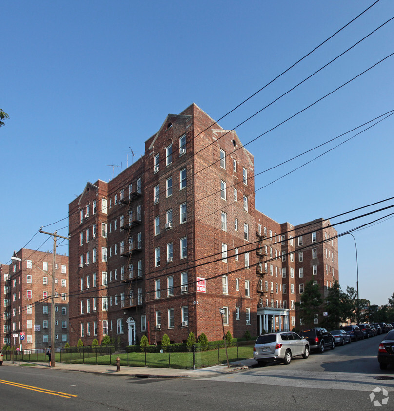 Primary Photo - 10-11 Neilson St