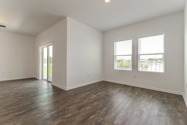 Building Photo - 5645 Alexander Springs Pl
