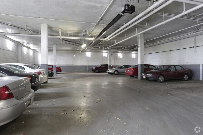 Garaje de estacionamiento - Country Club Apartments