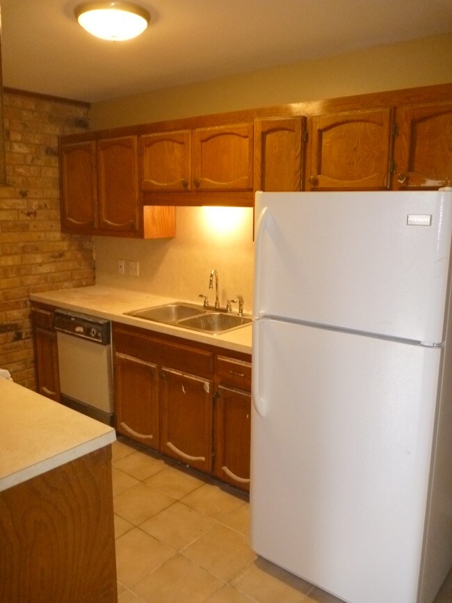 Building Photo - 8815 Pecan Tree Dr
