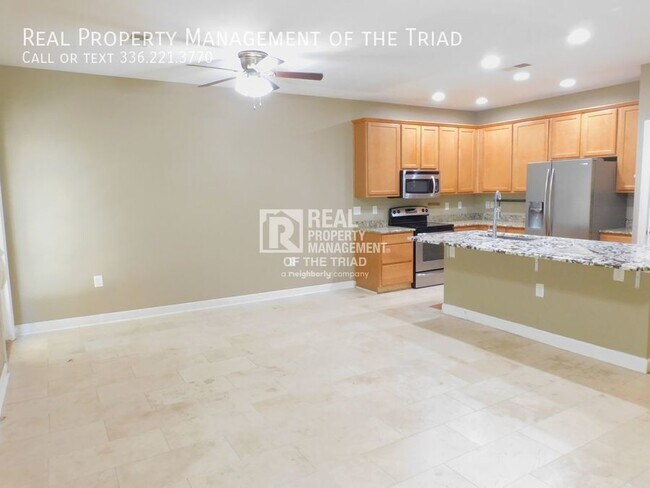 Building Photo - Spacious 3 BR / 2.5 BA Town Home Near Brya...