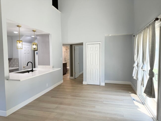 Building Photo - Newly Remodeled Single-Family home in Live...