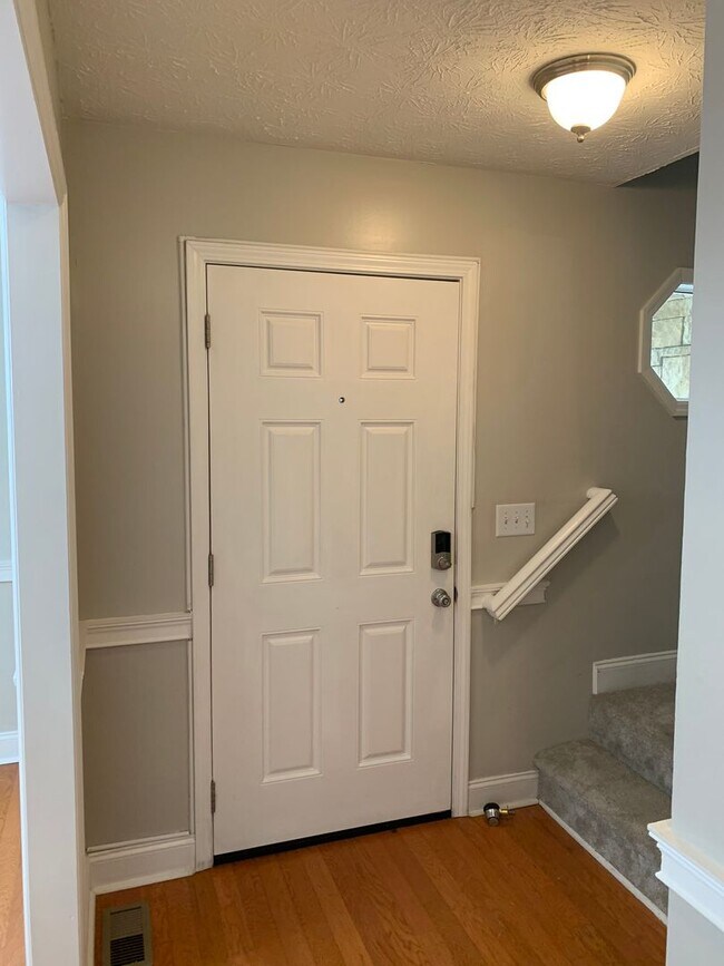 Building Photo - Beautiful 4 Bedroom, 2.5 Bath Home in Fore...