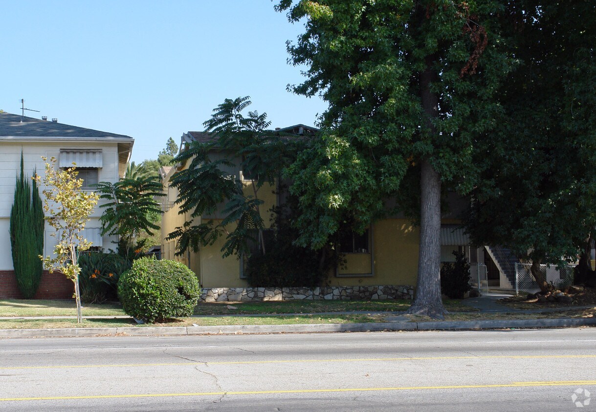 Foto principal - 5828 Woodman Ave