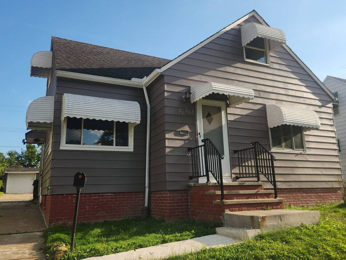 Primary Photo - Charming 3-Bedroom Property $1500/month + ...