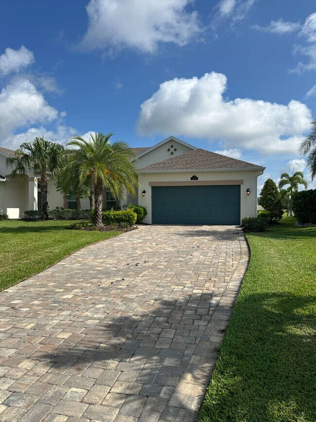 Foto del edificio - 3 bedroom, 2 bathroom in desirable Loren Cove