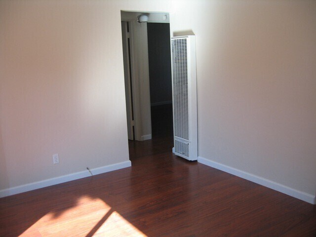 Building Photo - Charming 2BR DPLX with TWO (2) Garages in ...