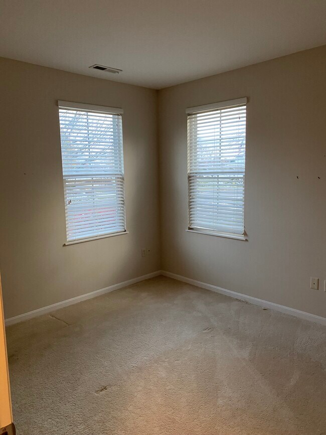 Building Photo - 1307 Bridgewater Way N
