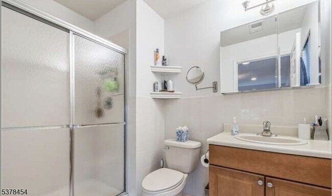 Building Photo - 115 Chariot Ct