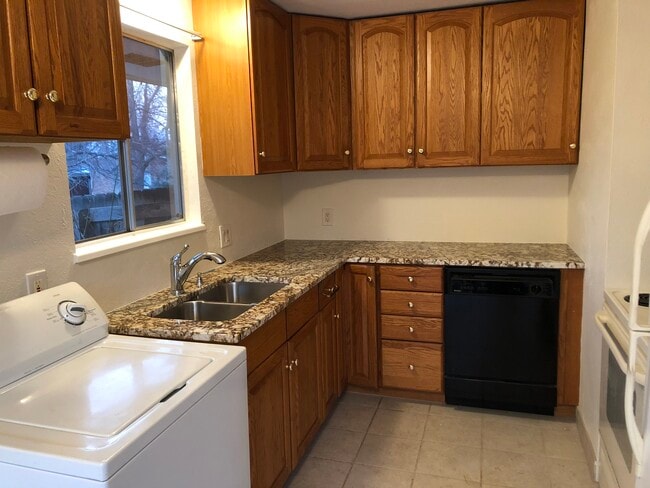 Kitchen - 1265 Fairfield Dr