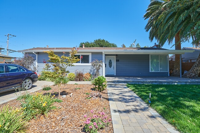 Front - 944 Bruno St