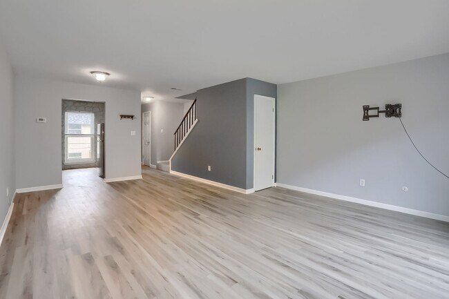 Building Photo - UPDATED 2 BEDROOM CONDO - Heart of Moon To...
