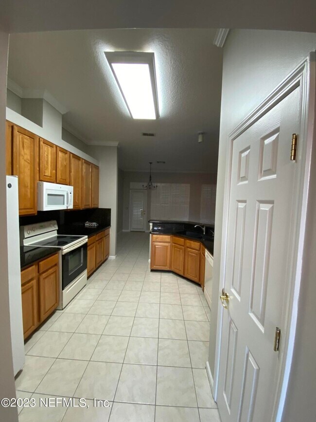 Foto del edificio - 2557 Whispering Pines Dr