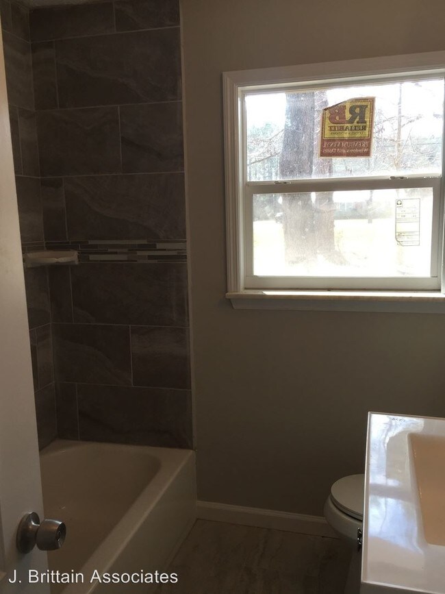 Building Photo - 839 Forest Hills Dr