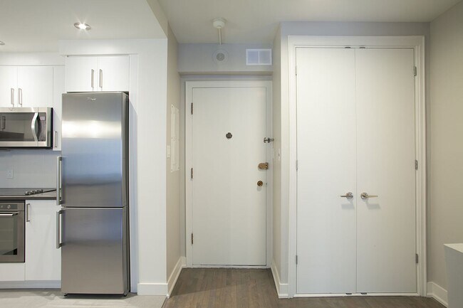 Building Photo - 3495 Rue de la Montagne
