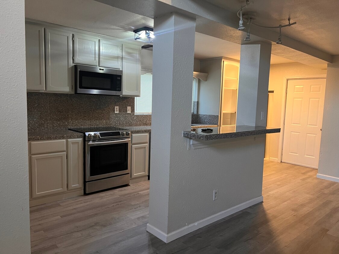 Kitchen - 1403 E Monte Vista Ave